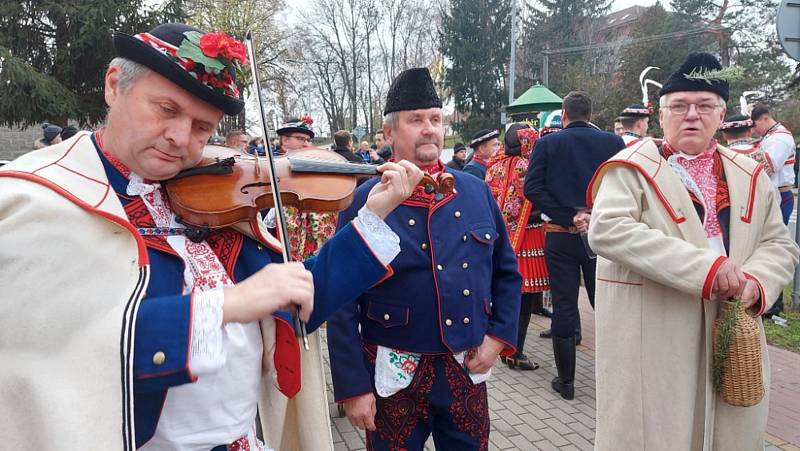 Svatobořice-Mistřín ovládli krojovaní. O tradice je zde pořád velký zájem i mezi mladými.