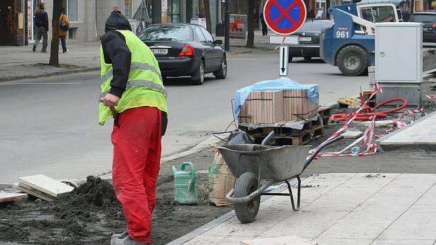 Stavební firma pokládá dlažbu v dolní části Národní třídy