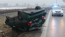 S ranní námrazou na silnicích se ve středu potýkali řidiči na Hodonínsku. Mezi Vracovem a Vlkošem se vyboural muž za volatantem Volkswagenu Polo. Dostal smyk a převrátil se přes střechu. V Kyjově za podobného scénáře narazila řidička peugeotu do zábradlí 