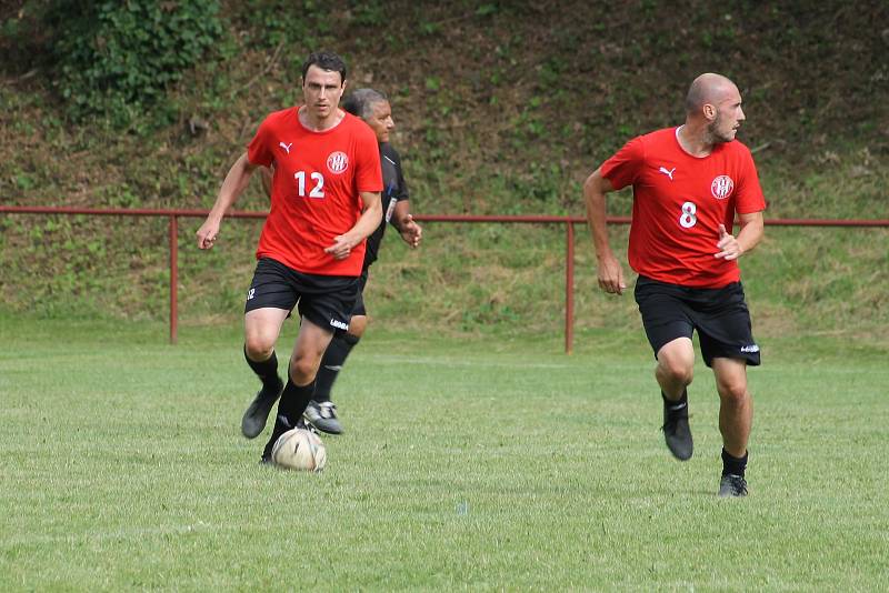 Fotbalisté Radějova (v červených dresech) oslavili výročí fotbalu zápasem proti výběru Tomáše Hořavy a Davida Helíska