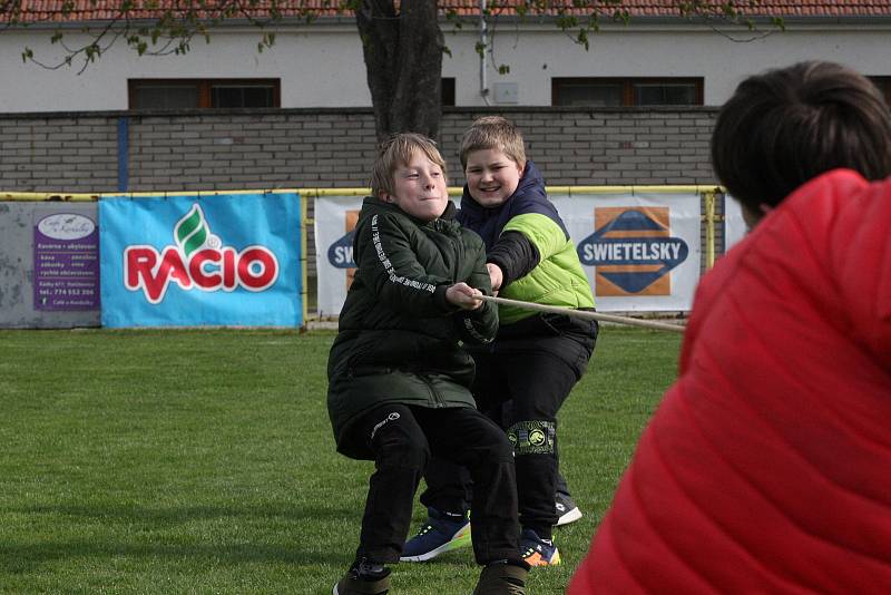Dvě stě dětí z mateřské a základní školy se v Ratíškovicích zúčastnilo náborové akce Sportovní den s Baníkem.