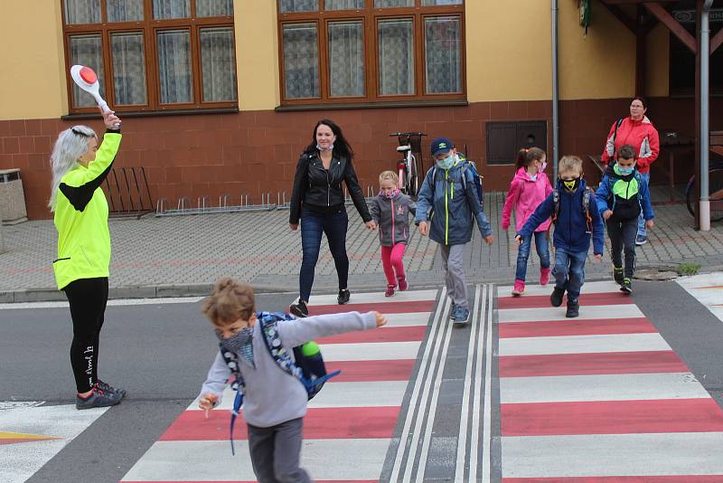 Žáci se v pondělí vrátili také do Základní školy ve Vacenovicích.