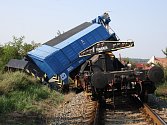 Ve Vnorovech vykolejil vlak, poté i železniční jeřáb, který pomáhal odstraňovat následky vlakového neštěstí.