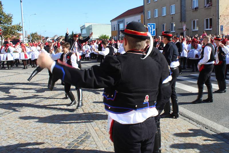 Vracovské hody. Sobotní krojovaný průvod a povolení hodů.