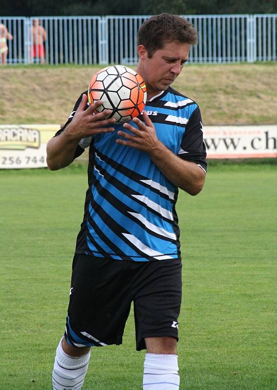 Fotbalisté FC Veselí nad Moravou (v bílých dresech) porazili v 5. kole první A třídy Kyjov 3:0. Domácí rozhodli derby třemi brankami v prvním poločase.