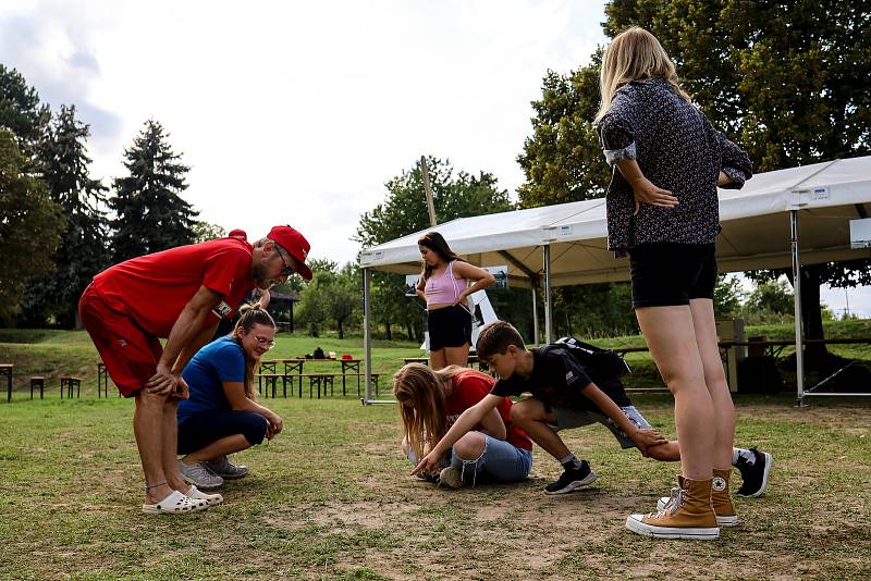 Patnáct let od založení tamní pobočky Hnutí Brontosaurus slavili v Čejkovicích.