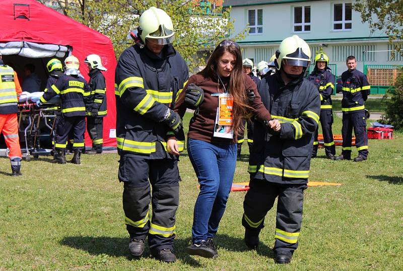 Taktické cvičení policistů, hasičů i záchranářů na Úřadu práce v Hodoníně. Podle modelové situace tam střílel rozlobený klient. Další pachatel ujel na Slovensko.