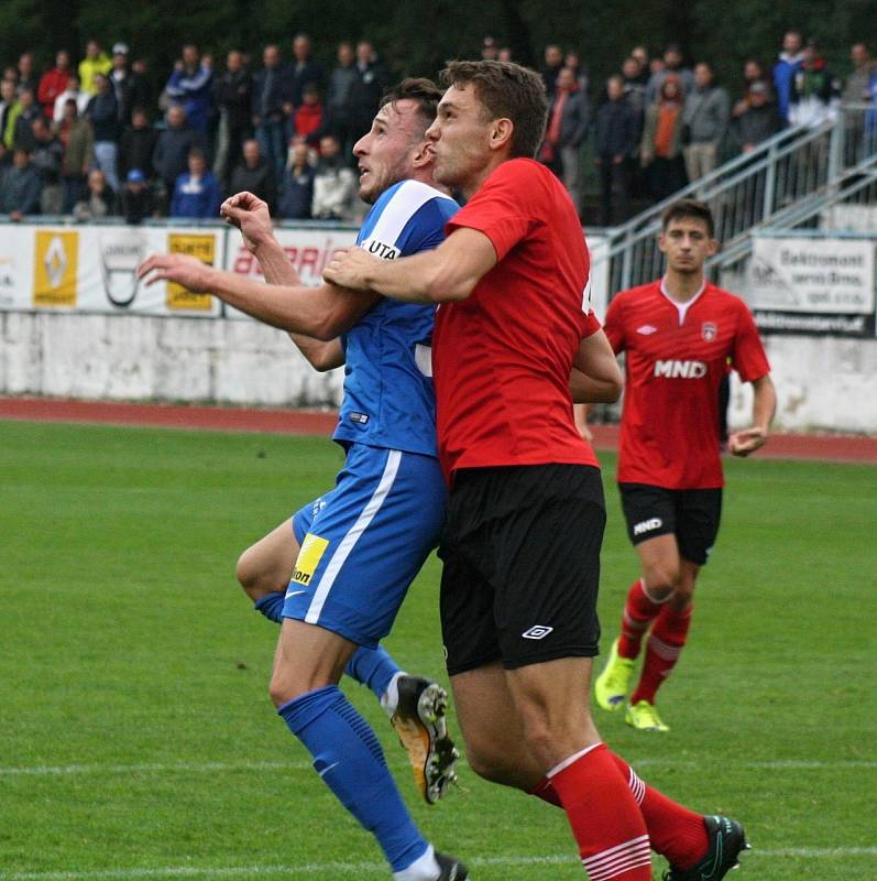 Fotbalisté Hodonína (v červených dresech) ve 3. kole celostátního MOL Cupu prohráli s ligovým Libercem 0:4 po prodloužení. Zápas sledovalo devět stovek diváků.