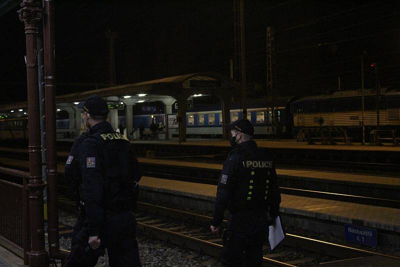 Policisté kontrolovali v Hodoníně dodržování krizových proticovidových opatření v pátek v noci a také pokutovali.