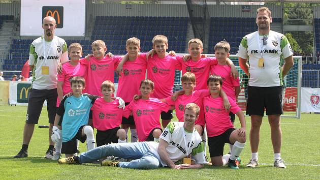 Žáci ze ZŠ Dubňany (v růžovém) skončili v celostátním kole McDonald’s Cupu na třinácté příčce.