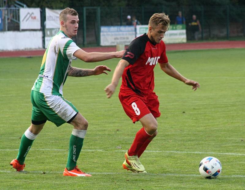 Hodonínští fotbalisté (v červených dresech) ve vloženém 15. kole divize D porazili Bzenec 2:0 a osamostatnili se v čele tabulky. Derby na stadionu U Červených domků sledovalo 520 diváků.