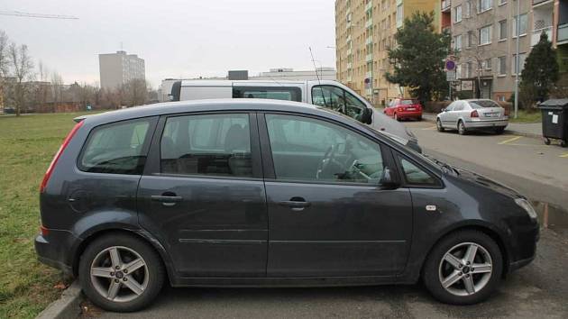 Řidiči z Hodonínska nabourali zaparkovaná auta a z místa nehody následně ujeli.