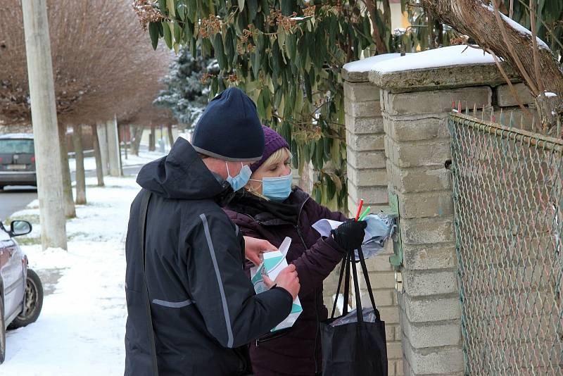 Respirátory a roušky roznesli ve čtvrtek 11. února zaměstnanci Městského úřadu Kyjov do schránek domů a bytů obyvatel města.