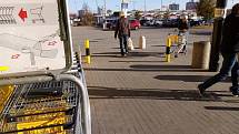 Zákazníci hodonínských supermarketů si ve středu museli kvůli vládním nařízením zvyknout na řadu novinek u nákupních vozíků.