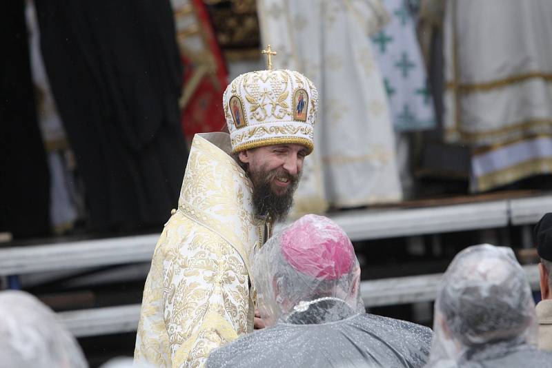 Pravoslavná bohoslužba ve Slovanském hradišti uspořádaná k oslavě 1 150. výročí příchodu věrozvěstů Cyrila a Metoděje na Velkou Moravu.