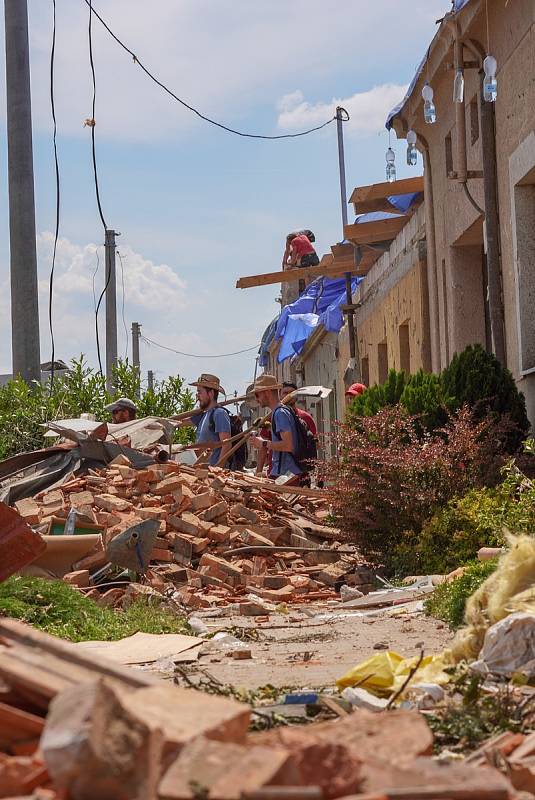 V Mikulčicích na Hodonínsku je poškozeno asi 300 domů. Provizorně opravené střechy zmodraly díky plachtám, u kulturního domu je i trikolóra a nechybí česká vlajka.