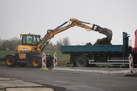 Výstavba okružní křižovatky na státní silnici I/55 u Hodonína, stav poslední březnové pondělí 2023.