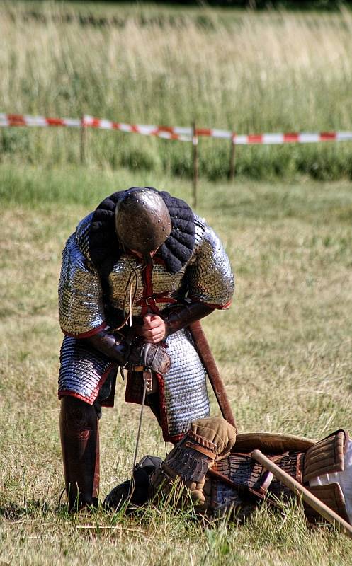 Ukázku historické bitvy předvedli na Slovanském hradišti v Mikulčicích členové několika spolků z České i Slovenské republiky nebo Polska.