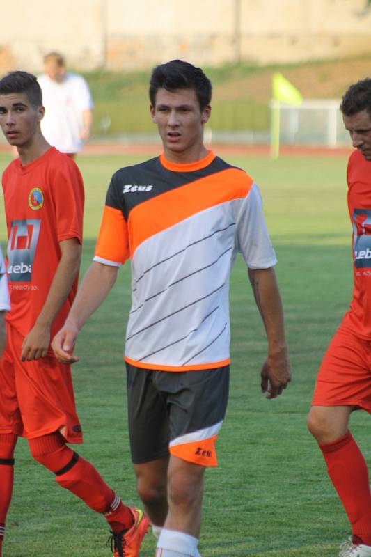 Fotbalisté Kyjova (v bílých dresech) porazili v předehrávce druhého kola první A třídy Mikulov 5:0. Mezi střelce se ve čtrtečním utkání zapsalo hned pět různých střelců.