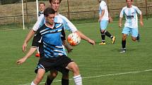 Fotbalisté FC Veselí nad Moravou (v bílých dresech) porazili v 5. kole první A třídy Kyjov 3:0. Domácí rozhodli derby třemi brankami v prvním poločase.