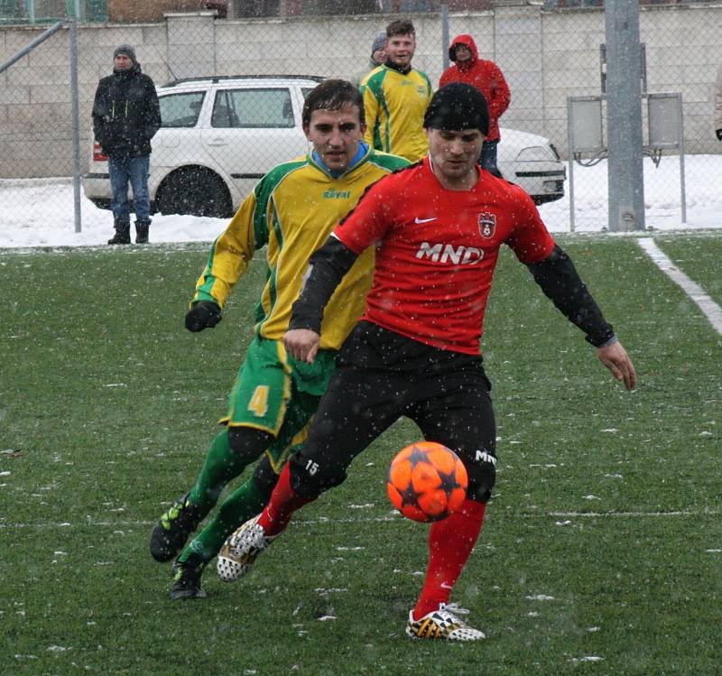 Fotbalisté divizního Hodonína (v červených dresech) ve druhém přípravném utkání porazili sousední Mutěnice 4:0.