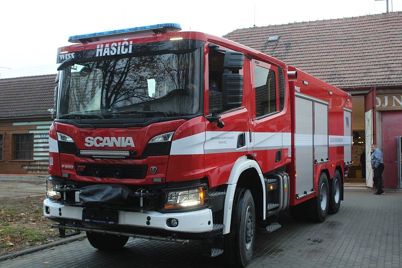 Nová cisterna rohateckých hasičů značky Scania. Vedle ní doposud sloužící čtyřicátnice Tatra.