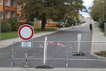 Uzavřená silnice ve Veselí nad Moravou v ulici Lány odpoledne první listopadový čtvrtek.