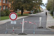 Uzavřená silnice ve Veselí nad Moravou v ulici Lány odpoledne první listopadový čtvrtek.