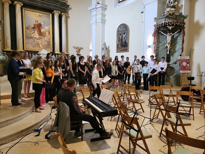 Benefiční koncert na podporu Oblastní charity Hodonín zaplnil kostel