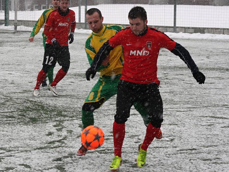 Fotbalisté divizního Hodonína (v červených dresech) ve druhém přípravném utkání porazili sousední Mutěnice 4:0.