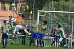 Fotbalisté Bzence (zelenobílé dresy) ve 2. kole divize D přehráli Břeclav 4:1 a před vlastními fanoušky odčinili minulý debakl z Polné.