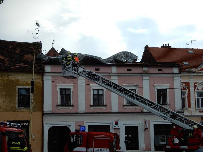 Lokální bouře doprovázená kroupami zasáhla Strážnici na Hodonínsku. Voda zatopila některé ulice i sklepy domů.