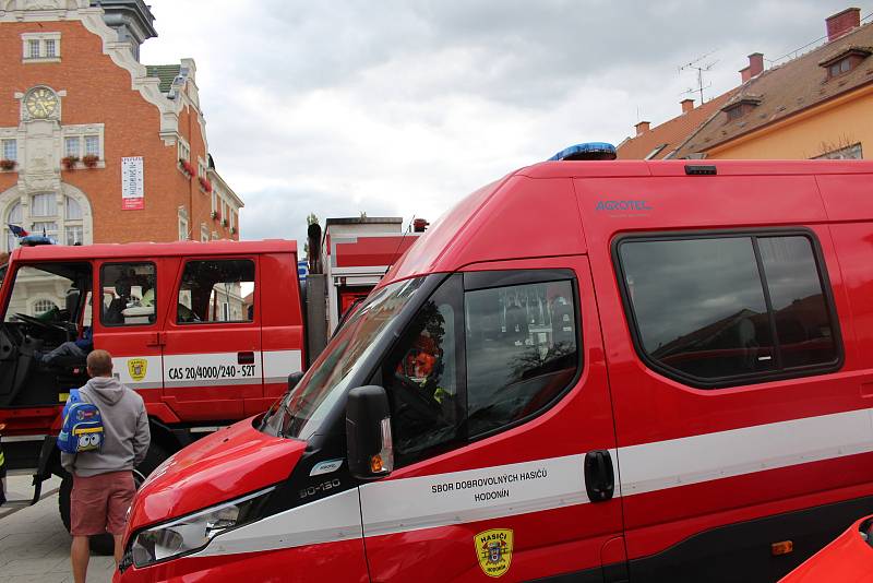 Nový vůz hodonínských dobrovolných hasičů požehnal děkan.