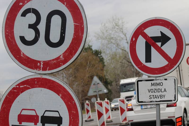 Provoz na silnici I/55 a opravy u křižovatky na Josefov ve čtvrtek ráno.