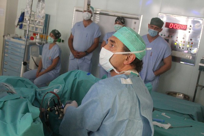 Primář urologického oddělení Nemocnice Kyjov Miroslav Krhovský při páteční live operaci prostaty během odborného workshopu.