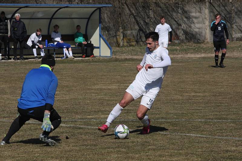 Fotbalisté FC Veselí nad Moravou (bílé dresy) v posledním přípravném zápase zdolali Osvětimany 6:2.