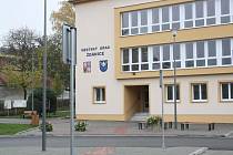 Městský úřad ve Ždánicích disponuje i stavebním odborem pro Archlebov, Dambořice, Dražůvky, Lovčice, Násedlovice, Uhřice, Žarošice a samotné Ždánice.
