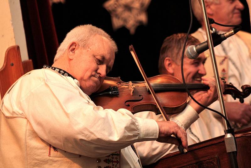 Kulturní dům ve Velké nad Veličkou patřil v sobotu tradičnímu pořadu muzik, sólistů a sborů. Zazněly písně z různých částí Slovácka.