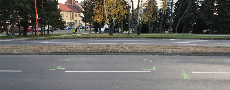 Přechod pro chodce přes silnici v Dvořákově ulici v Hodoníně mezi autobusovým a vlakovým nádražím.