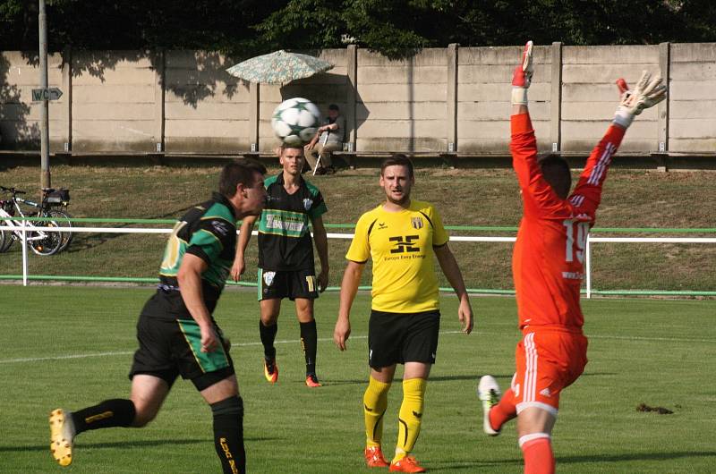 Fotbalisté Bzence (v černých dresech) oplatili Strání vyřazení z předkola MOL Cupu, když ve 4. kole divize D doma zvítězili se stejným soupeřem vysoko 6:0.