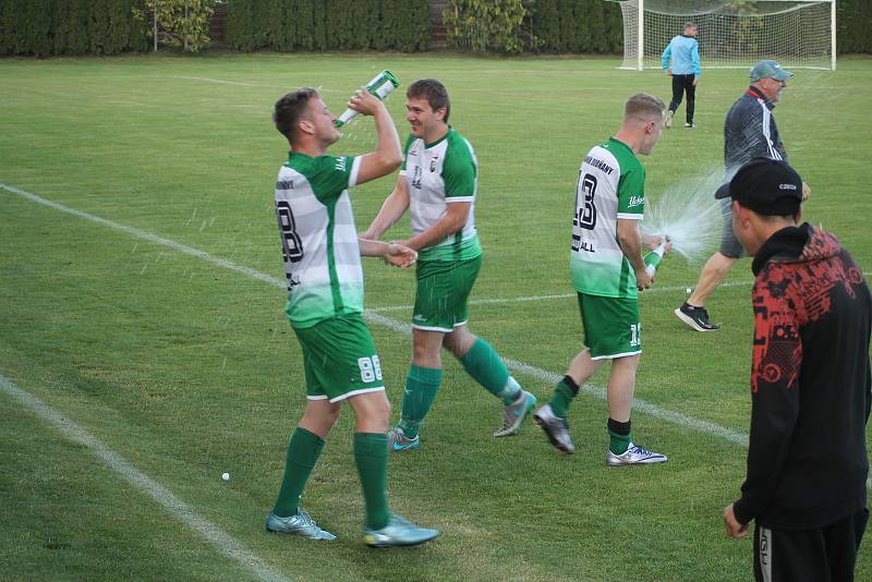 Finále okresního poháru vyhráli fotbalisté rezervy Dubňan (v zelených dresech), kteří porazili Hovorany 2:0.