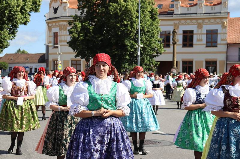 Ze slavnostního průvodu Mezinárodního folklorního festivalu ve Strážnici.