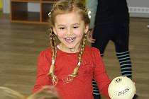 I děti v Ratíškovicích se jednou týdně pod vedením kvalifikovaných trenérů FK Hodonín formou průpravných her a různých cvičení učí pohybu a základům sportu.