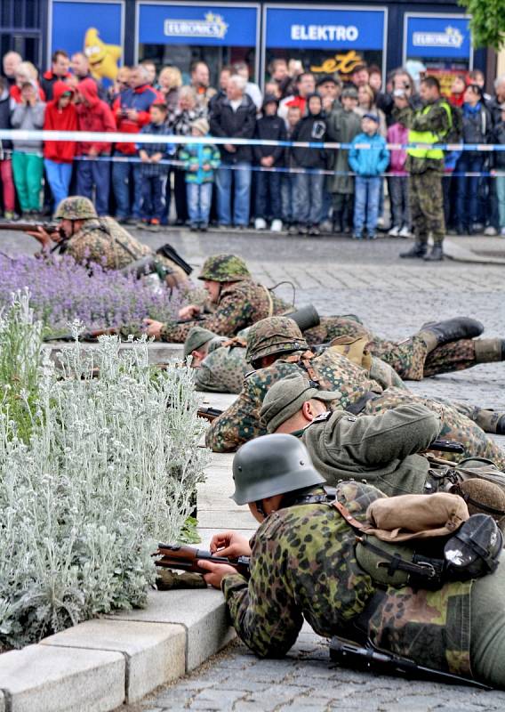 Na sto nadšenců pro historii a vojenství sehrálo bitvu o kyjovské náměstí a radnici. Diváci mohli obdivovat také techniku, mezi níž byla děla, těžké kulomety, obrněné vozy či motorka.