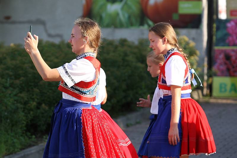 Kyjovští slavili jubilejní Slovácký rok. Stovku vítali hudbou, vínem a koňskou jízdou sedmičlenného skoronského banderia.