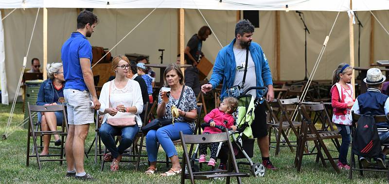 Jedenáctý ročník multižánrového festivalu Svátek bláznů ve Veselí nad Moravou.