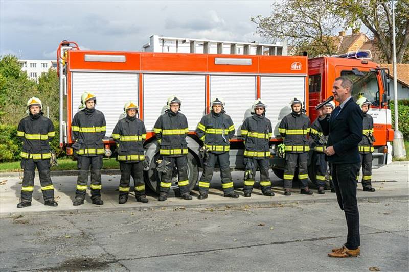 Slavnostní předání nové zásahové automobilu u hasičské stanice profesionálních hasičů, kde sídlí také dobrovolná jednotka.