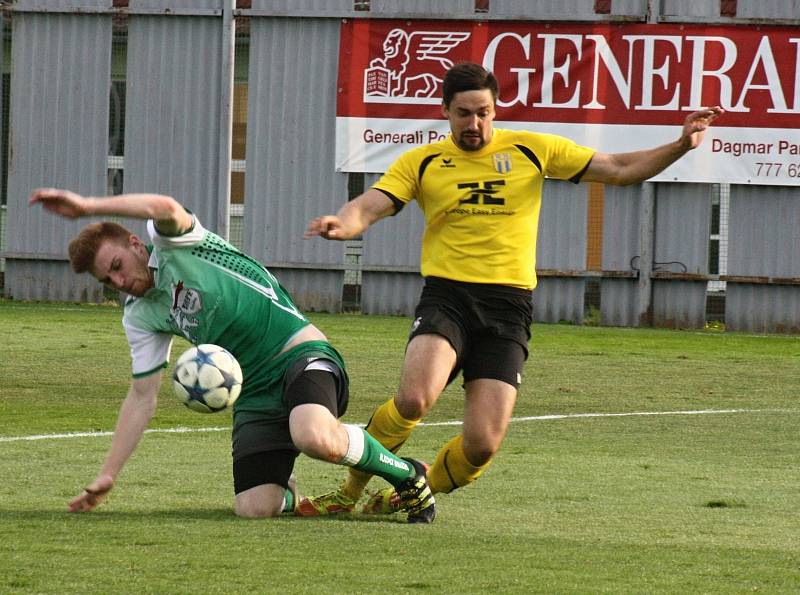 Fotbalisté Bzence (v zelených dresech) prohráli na hřišti divizního nováčka ze Strání 1:2 a v celostátním poháru MOL Cup skončili už v předkole.