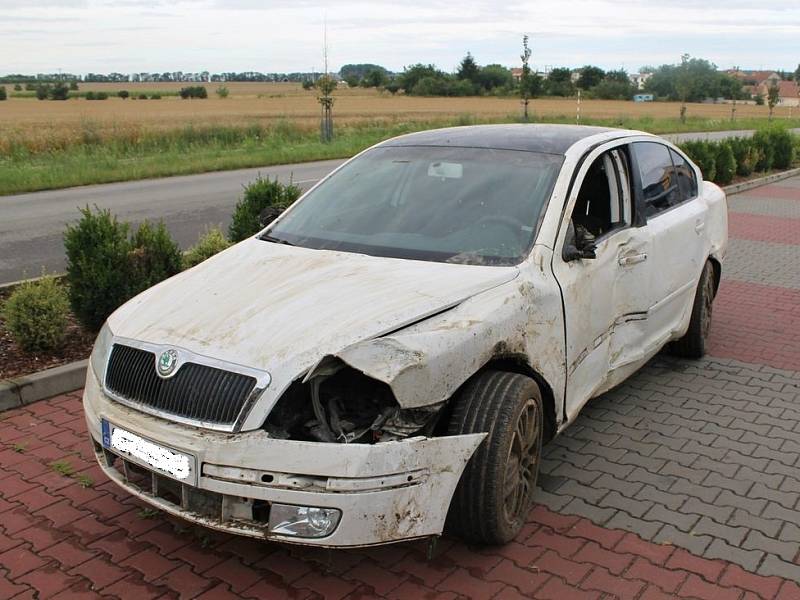 Několik poškozených vinic zůstalo po havárii Škody Octavia mezi Starým Poddvorovem a Dolními Bojanovicemi na Hodonínsku.