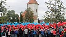 Vytvořit největší státní vlajku České republiky z nafouknutých balónků se pokusili děti i dospělí v parku v ulici Újezd v Kyjově.